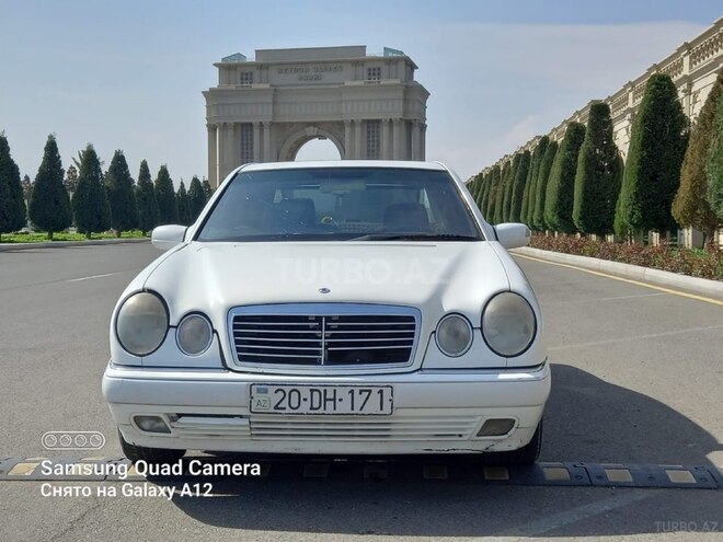 Mercedes E 220-1