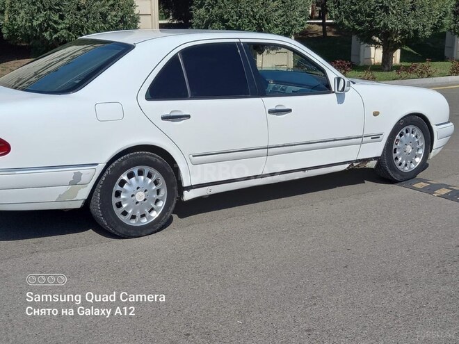 Mercedes E 220-11