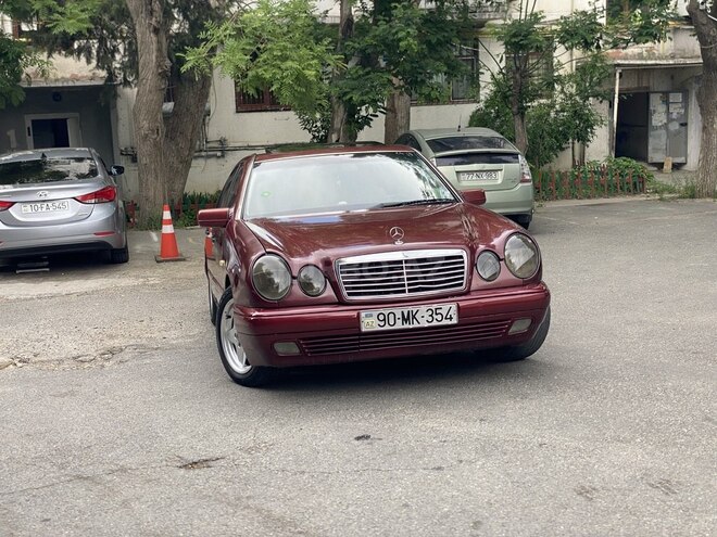 Mercedes E 240-1