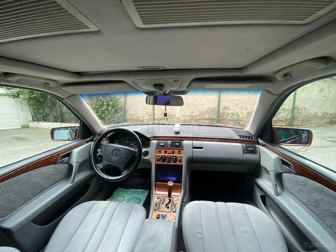 Mercedes E 240-13