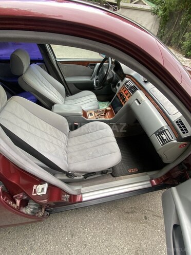 Mercedes E 240-10