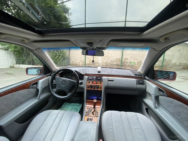 Mercedes E 240-8