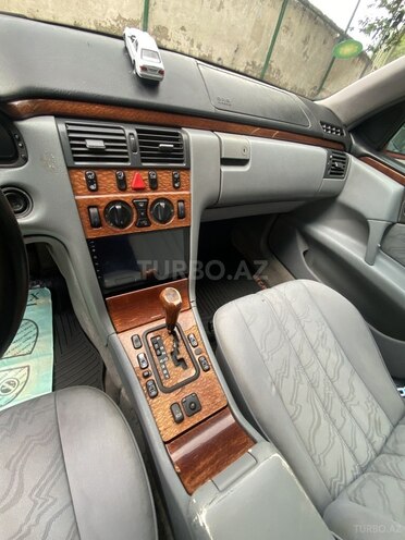 Mercedes E 240-6