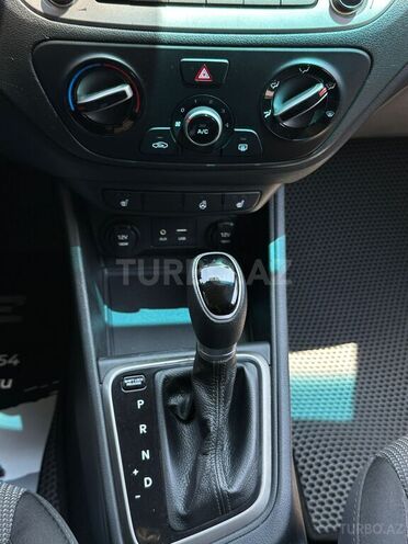 Hyundai Accent-12