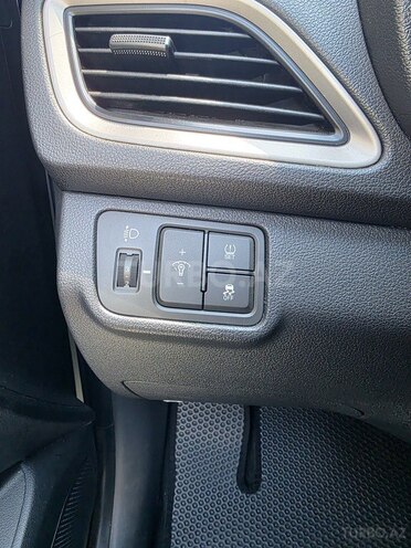 Hyundai Accent-11