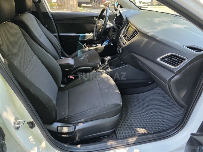 Hyundai Accent-7