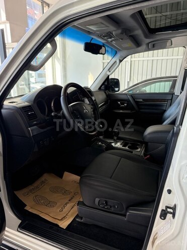 Mitsubishi Pajero-9