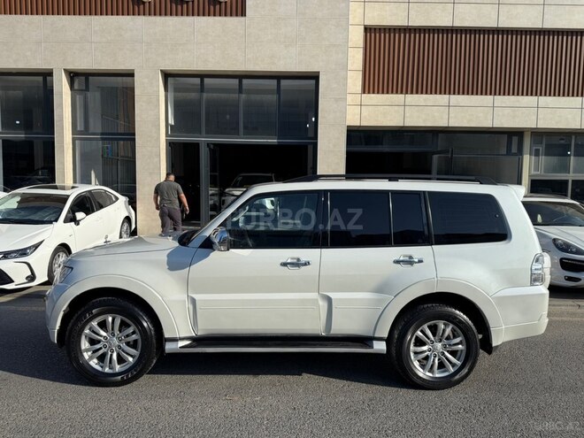Mitsubishi Pajero-4