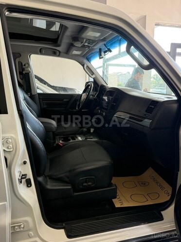 Mitsubishi Pajero-12