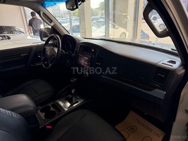 Mitsubishi Pajero-13