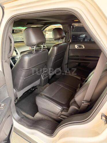Ford Explorer-12