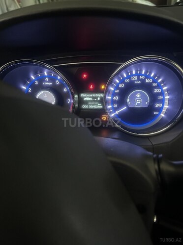 Hyundai Sonata-12