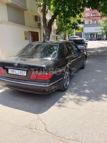Mercedes E 240-4