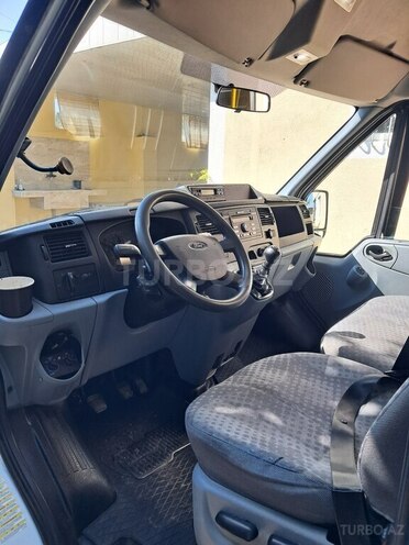 Ford Transit-13