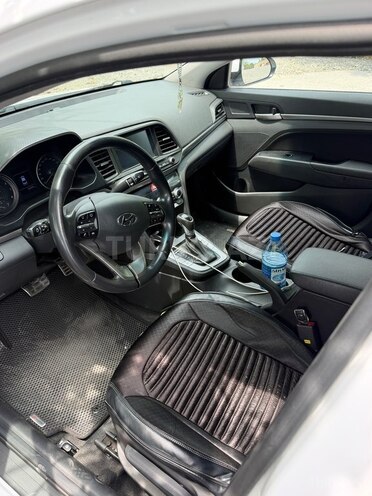 Hyundai Elantra-4