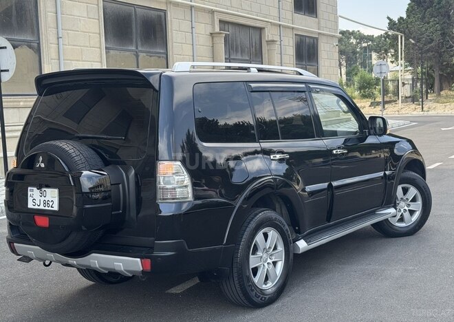 Mitsubishi Pajero-6