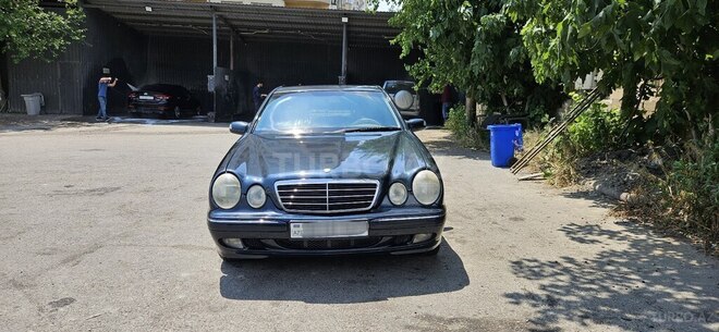 Mercedes E 240-1