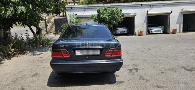 Mercedes E 240-4