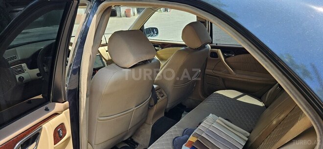 Mercedes E 240-7
