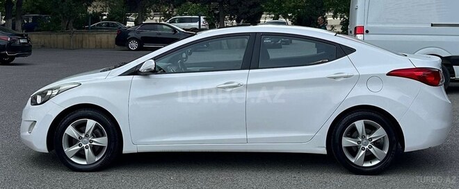 Hyundai Elantra-11