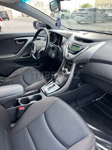 Hyundai Elantra-4