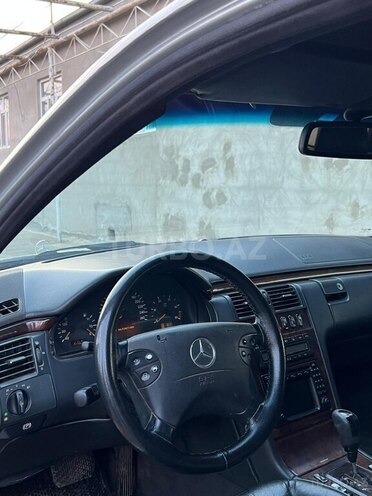 Mercedes E 220-12