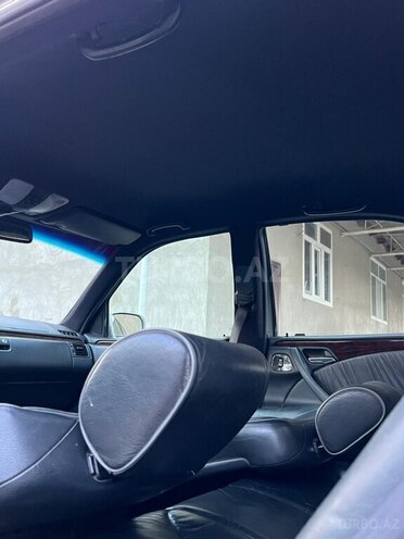 Mercedes E 220-11