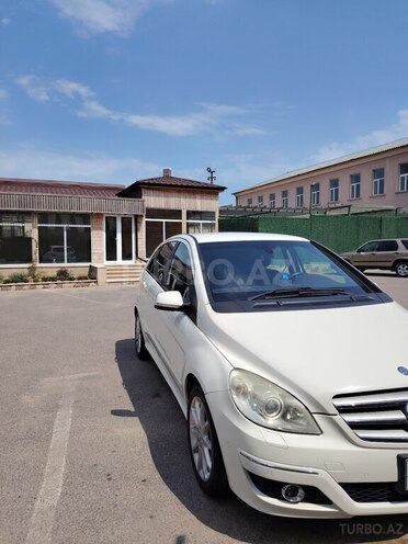 Mercedes B 180-4