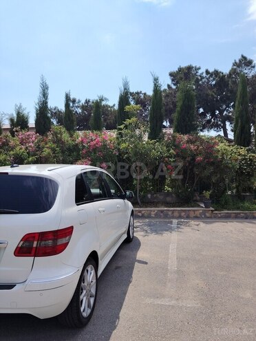 Mercedes B 180-6