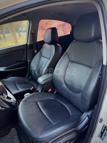 Hyundai Accent-7