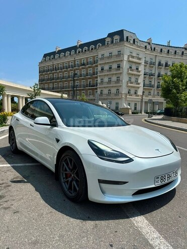 Tesla Model 3-1