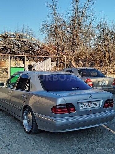 Mercedes E 240-4
