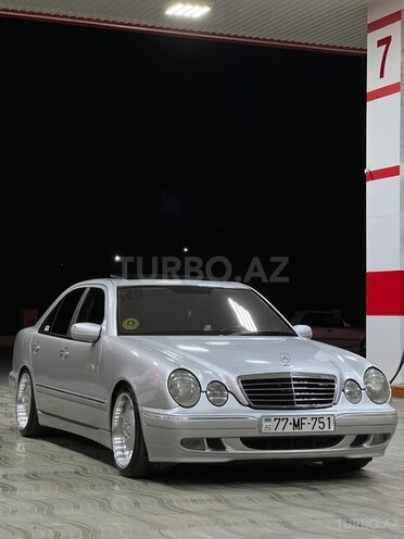 Mercedes E 240-1