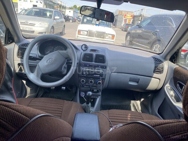 Hyundai Accent-4