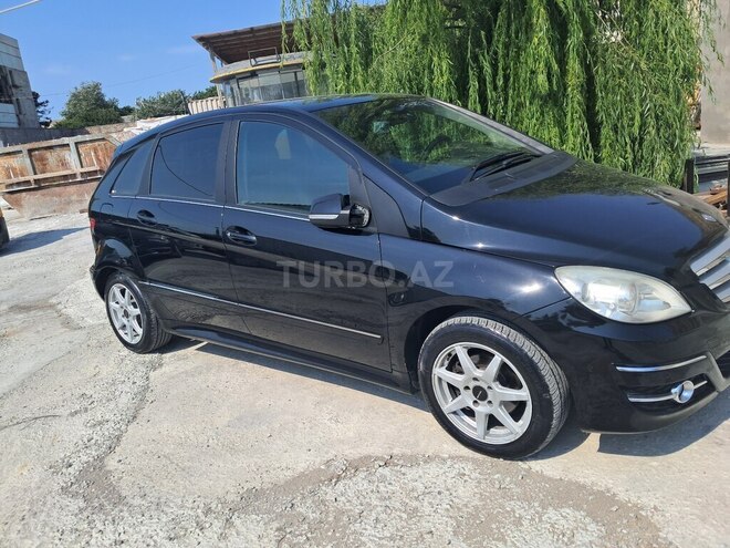 Mercedes B 180-8