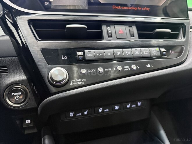 Lexus ES 300h-16