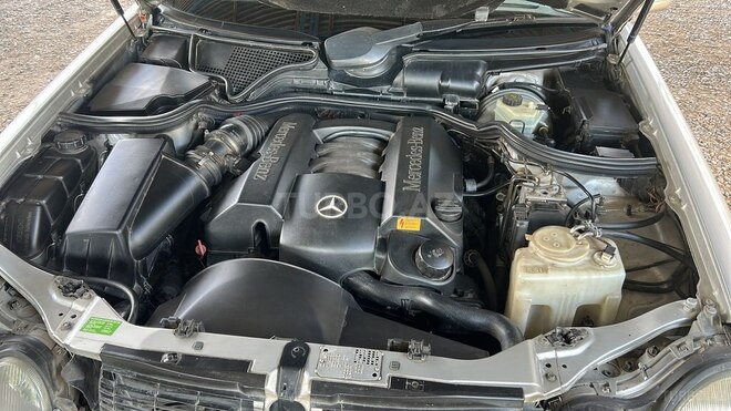 Mercedes E 240-11