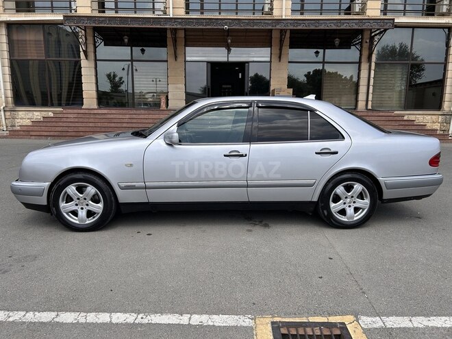 Mercedes E 240-4