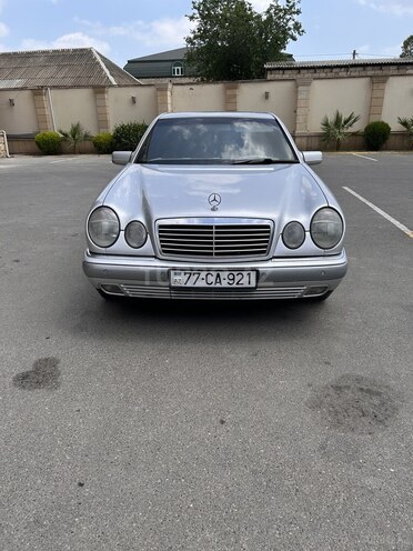 Mercedes E 240-1