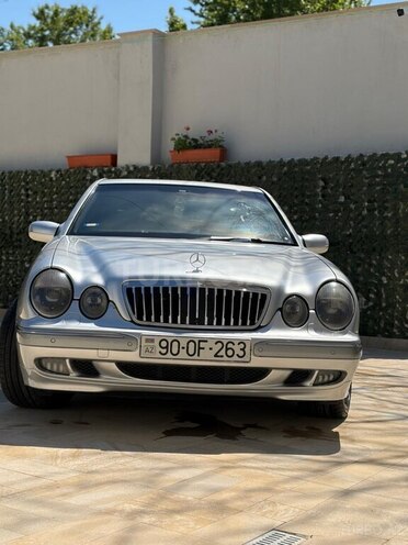 Mercedes E 320-1