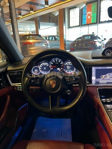 Porsche Panamera 4S-11