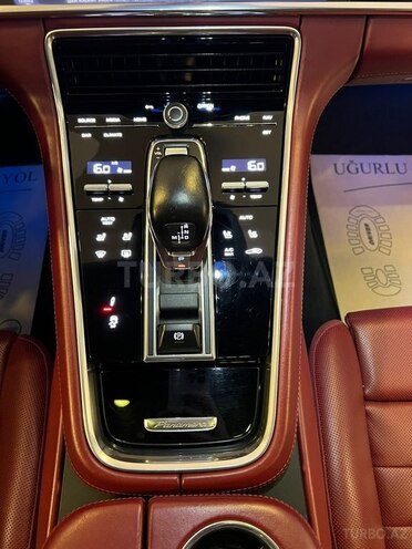 Porsche Panamera 4S-12