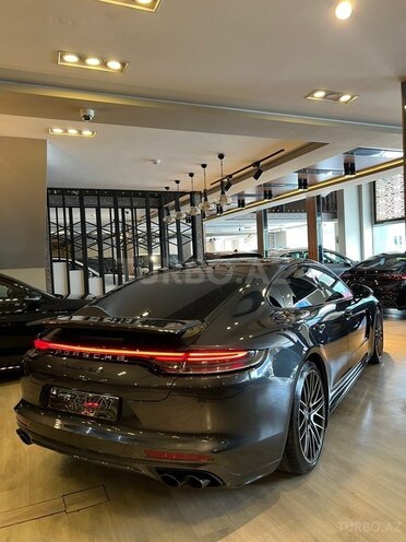Porsche Panamera 4S-6