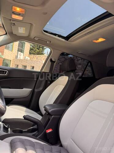 Hyundai Venue-10