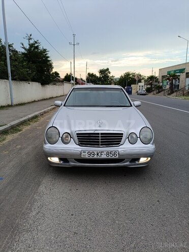 Mercedes E 270-1