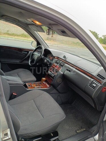 Mercedes E 270-10