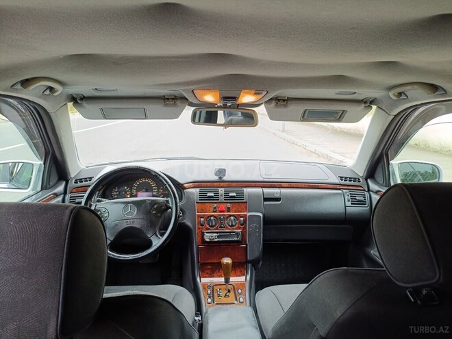Mercedes E 270-9