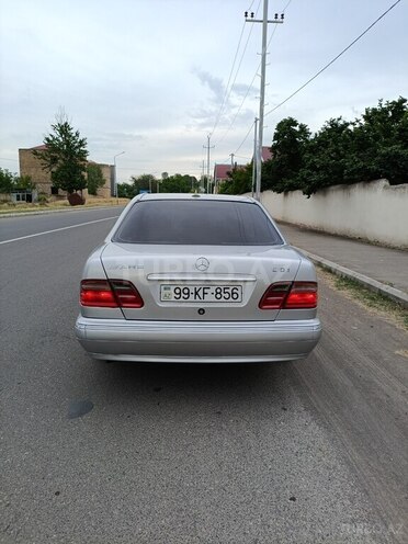 Mercedes E 270-6