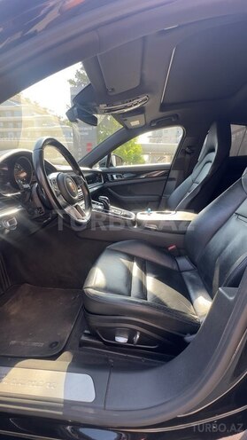 Porsche Panamera-6