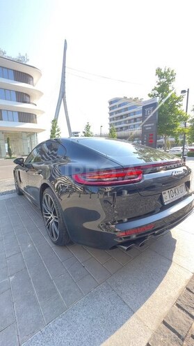 Porsche Panamera-4
